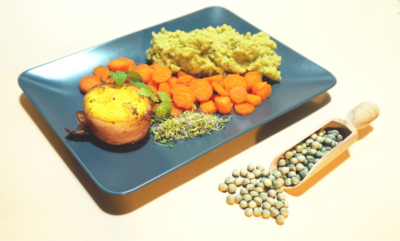 Polenta im Speckmantel mit Erbspüree und Karotten